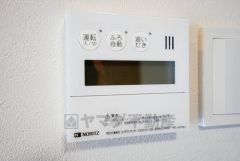 キッチン横からボタンひとつで操作が楽々。
