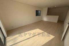 窓から光が差し込む明るいリビングダイニングです＾＾