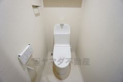 温水洗浄機付トイレです。節水機能もあるので、安心して使えますね。もちろん、1階2階の2ヶ所にトイレがあるので、忙しい朝にもゆとりができますね。