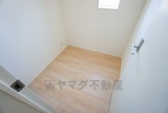 テレワークルーム。デスクを設置して書斎としても活用できますが、奥行きがあるので布団や衣替えの衣装なども楽々収納できます。