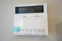 キッチン横からお湯張り、追い炊き、足し湯がボタン一つで楽々操作できる給湯機リモコンです。忙しい夕飯準備の時間帯に重宝しますね。