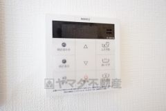 キッチン横からボタンひとつで操作が楽々。