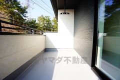 陽当たりの良いバルコニーです。お洗濯やお布団干しはもちろん、日光浴スペースにも。足元は防水工事施工済です。