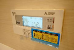 湯量・湯温の設定、そして保温までワンタッチのフルオートバス。便利な追い炊き機能付きです。
