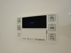 湯量・湯温の設定、そして保温までワンタッチのフルオートバス。便利な追い炊き機能付きです。