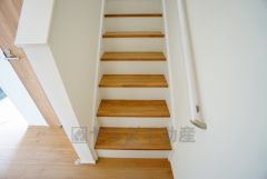 小さなお子様やご高齢の方でも安心できる、手すり付き階段。段差も低めで設定されており、安全性にも優れています。