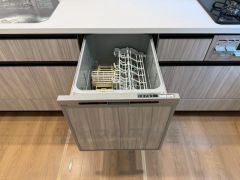 食事の後の手間を解消する食器洗い乾燥機付。冬場の洗い物で手荒れの悩みもなくなります。手洗いよりも節約できて便利。