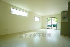 大きな窓のあるリビングは、陽光あふれる明るい空間です。居心地良く、ご家族皆がゆったり寛げる憩いの空間となりそうです。