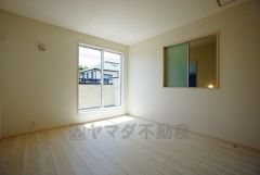 寛ぎの時間を紡ぎだす主寝室は、大型ベッドを置いても余裕の広さを確保しています。