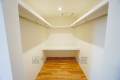 収納力豊富なウォークインクローゼット。洋服や小物などを1箇所にまとめて美しい収納を実現します。