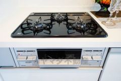 複数の調理を一度に行うことができる3口コンロ。効率よくお料理が出来ます。毎日のお料理も楽しくなりますね＾＾