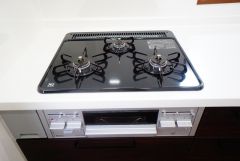 複数の調理を一度に行うことができる3口コンロ。効率よくお料理が出来ます。毎日のお料理も楽しくなりますね＾＾