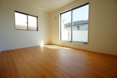 同仕様写真。2面採光を確保した明るい室内は、風通しも良く、大変居心地の良い空間となっております。日当たりがよく、子供部屋としての利用もおすすめ。