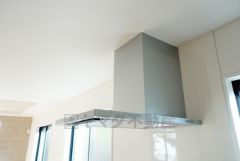 コンロ上には換気扇完備＾＾すぐ横に小窓が設けられているので、換気扇と合わせてWで換気できます＾＾