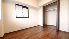 暖かい日差しが差し込む洋室。たっぷり収納できるクローゼット付きでお部屋の中をすっきりと快適に保てます。