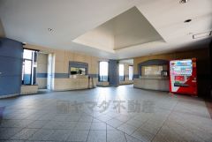 落ち着いた雰囲気の広々としたロビーです。自販機も設置されています。