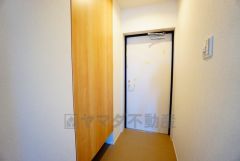 壁一面に設けた大容量のシューズクローゼットは実用性と機能性を兼ね備えています。急な来客でも、いつも整頓された玄関でお出迎えができます。