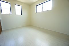 2面採光を確保した明るい室内は、風通しも良く、大変居心地の良い空間となっております。日当たりがよく、子供部屋としての利用もおすすめ。