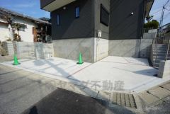 駐車スペースはゆとりある2台分を確保。マイカー用に、お客さま用に、余裕を持ってご利用いただけます。