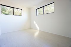 2面採光を確保した明るい室内は、風通しも良く、大変居心地の良い空間となっております。爽やかな風を感じて起きる朝は、快適生活の始まりに。