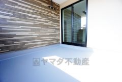 陽当たりの良いバルコニーです。お洗濯やお布団干しはもちろん、日光浴スペースにも。足元は防水工事施工済です。