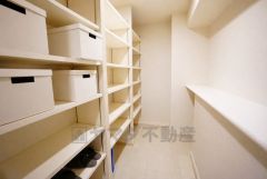 壁一面に設けた大容量のシューズクローゼットは実用性と機能性を兼ね備えています。急な来客でも、いつも整頓された玄関でお出迎えができます。