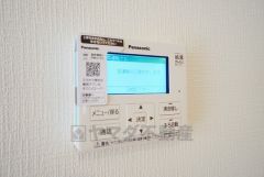キッチン横からお湯張り、追い炊き、足し湯がボタン一つで楽々操作できる給湯機リモコンです。忙しい夕飯準備の時間帯に重宝しますね。