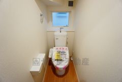 同仕様写真。温水、暖房、ウォシュレット付の高機能トイレです。もちろん各階にトイレがあるので、忙しい朝の混雑を避けることが出来ます。