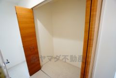 2階の廊下にも収納を確保。各居室に入りきれなかった荷物や、2階で使用する日用品のストック置き場に便利です。