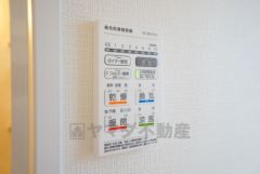 浴室暖房乾燥機付き。天候に左右されず、いつでも好きなときに洗濯物を干せるので、仕事や家事で忙しい方に重宝します。