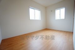 2面採光を確保した明るい室内は、風通しも良く、大変居心地の良い空間となっております。爽やかな風を感じて起きる朝は、快適生活の始まりに。