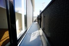 バルコニーは2部屋より出られて便利。暖かな陽射しがたっぷり差し込みます。