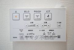壁リモコンタイプのウォシュレット付き。