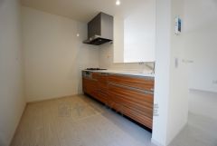 同仕様写真。リビングにいるお子様を見守りながらお料理ができる対面キッチン。カウンタートップの汚れもサッと拭き取ることができ、お掃除ラクラク＾＾