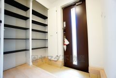 同仕様写真。白を基調とした明るい玄関です。大容量のシューズボックスは家族全員の増えがちな靴や物をすっきり収納できます。