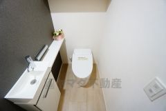 壁リモコンタイプのウォシュレット付き。すっきりした見た目で、トイレ奥の掃除もしやすいです。手洗い付き。