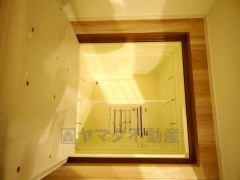 キッチンにある床下収納は、居住スペースを減らさずに買い置きの調味料や非常食などを保管することができます。