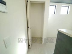 キッチンにある床下収納は、居住スペースを減らさずに買い置きの調味料や非常食などを保管することができます。