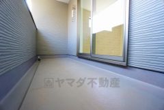陽当たりの良いバルコニーです。お洗濯やお布団干しはもちろん、日光浴スペースにも。足元は防水工事施工済です。