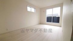 ご夫婦お二人のプライベートシーンを演出する寝室は、大容量のウォークインクローゼット付き。