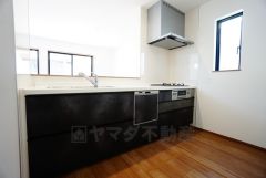 リビングやダイニングからキッチン周りが丸見えにならない対面式キッチン。テレビ鑑賞や家族との対話がしやすく、ご家族の温かい時間を演出します。