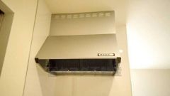 お手入れが簡単なスリム型レンジフードです。調理により発生する油煙や臭いを吸い込み、屋外へ排気してくれます。