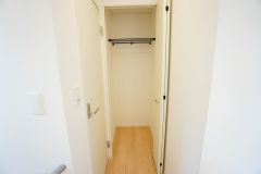 2階の廊下にも収納を確保。各居室に入りきれなかった荷物や、2階で使用する日用品のストック置き場に便利です。