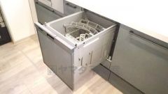 家事の時間が短縮できるフルオープンで開けやすい食器洗い乾燥機付。食事後に家族とのくつろぎタイムをしっかり取れます。