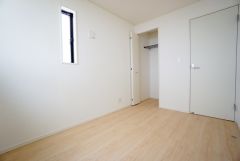 暖かい日差しが差し込む洋室。たっぷり収納できるクローゼット付きでお部屋の中をすっきりと快適に保てます。