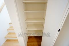 まとめ買いしてもこの収納量なら心配要らずのパントリー。調理家電や食品のストックをすっきりまとめられ、キッチン周りを広々使えます。