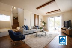 家具はイメージです。リビングは広々とした設計で、家族が集い、寛ぐ暮らしの空間を演出しています。思い思いの時間を過ごしたり、家族みんなで食事をしたり、素敵な団らんの場になりますね。