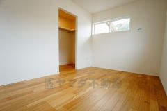同仕様写真。寛ぎの時間を紡ぎだす主寝室は、大型ベッドを置いても余裕の広さを確保しています。