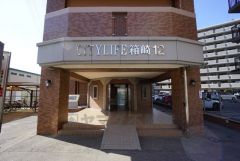 スロープが設置されており、お子様やご高齢の方の転倒を防ぐことが出来ます。きれいに保たれたエントランスが安らぎに満ちた暮らしへ誘います。