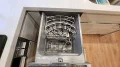 食後の時間にゆとりを与えてくれる食器洗い乾燥機。操作ボタンも上面にあるので、腰をかがめずに操作が楽々。